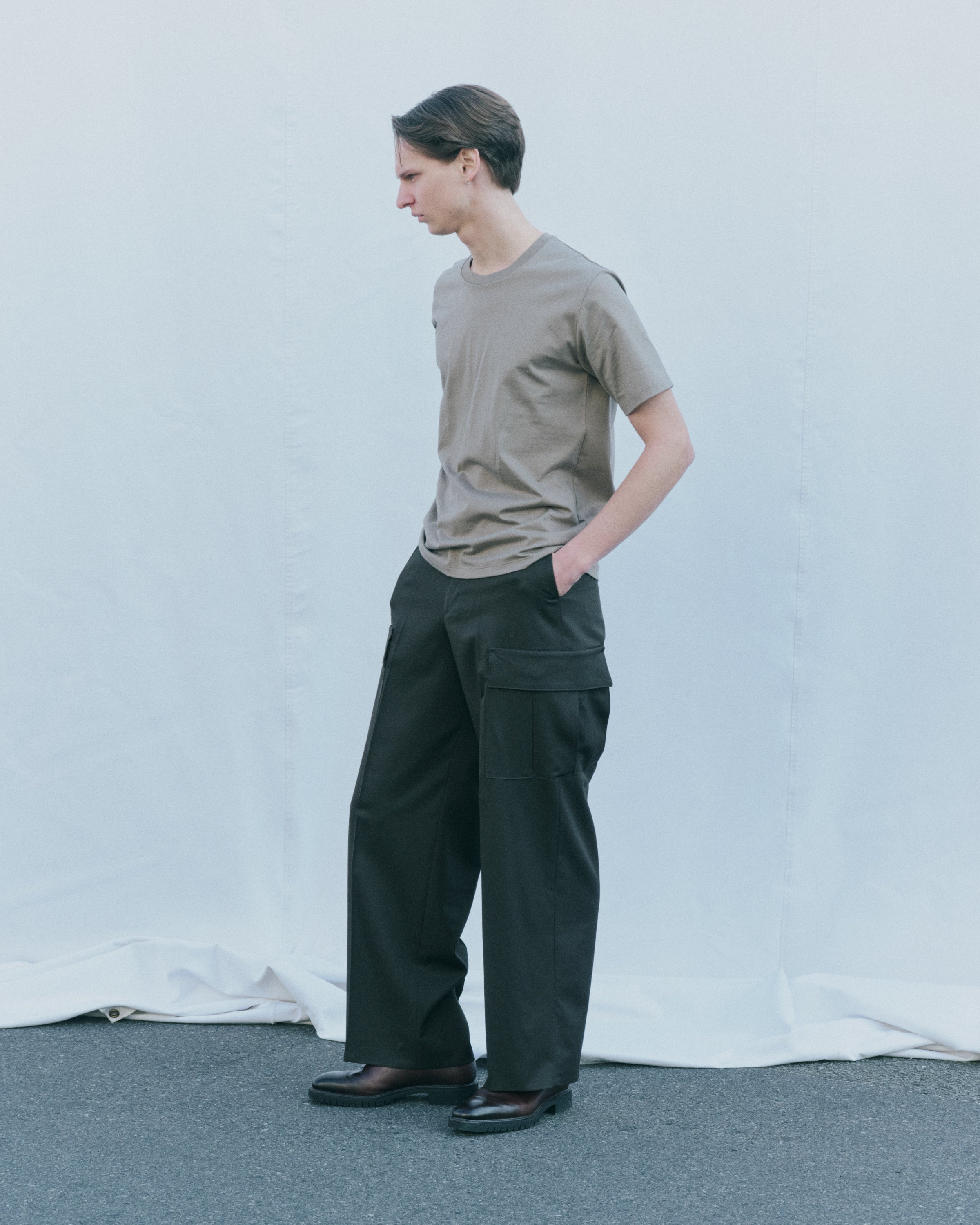 オーガニックウール 2/80 ギャバジン / フラットフロントワイドカーゴトラウザーズ, Dark Olive