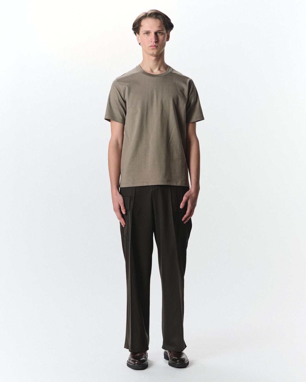 オーガニックウール 2/80 ギャバジン / フラットフロントワイドカーゴトラウザーズ, Dark Olive