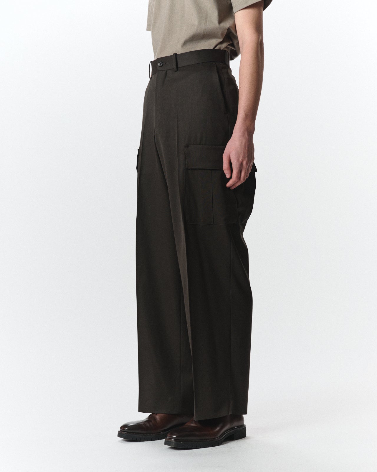 オーガニックウール 2/80 ギャバジン / フラットフロントワイドカーゴトラウザーズ, Dark Olive