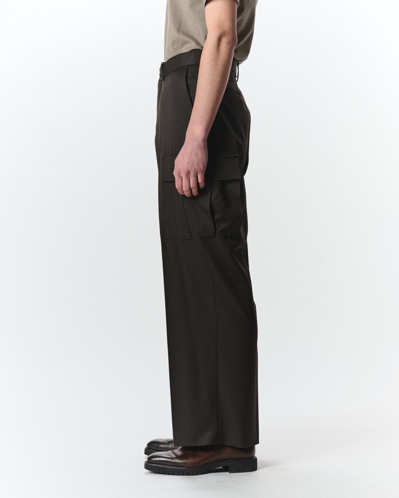 オーガニックウール 2/80 ギャバジン / フラットフロントワイドカーゴトラウザーズ, Dark Olive